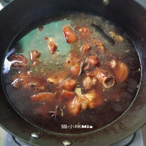 最后加入水，加上盖子，大火煮开后转小火焖煮