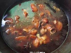 最后加入水，加上盖子，大火煮开后转小火焖煮