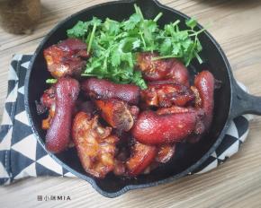 放入已预热好的烤箱中层，200度烘烤10分钟，这一步是为了使猪蹄表皮干爽，吃起来的口感不油腻