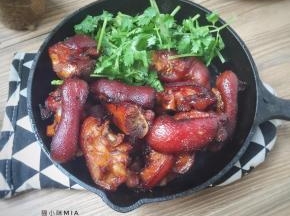 放入已预热好的烤箱中层，200度烘烤10分钟，这一步是为了使猪蹄表皮干爽，吃起来的口感不油腻