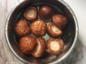 香菇去蒂，洗干净