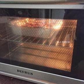 放入已预热好的烤箱中层，180度烘焙40分钟，烘干水分