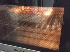 放入已预热好的烤箱中层，180度烘焙40分钟，烘干水分