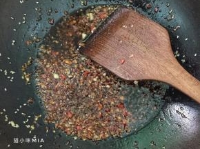 趁着烘烤香菇的时间，来准备馅料的部分，冷锅下油，下蒜蓉和指天椒，小火爆香后加入适量生抽和糖，临关火在撒点孜然粉和芝麻油，关火备用
