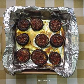 将馅料舀入香菇中，再次放入烤箱中层，190度烘焙8分钟