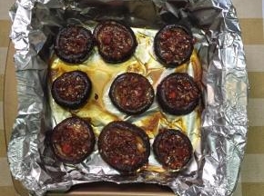 将馅料舀入香菇中，再次放入烤箱中层，190度烘焙8分钟