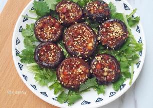 出炉后，香菜垫底，将香菇夹出码放均匀，再撒上些许熟白芝麻，烤香菇就做好啦