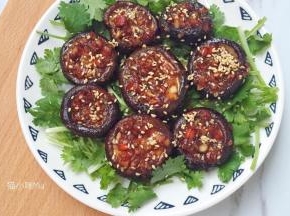 出炉后，香菜垫底，将香菇夹出码放均匀，再撒上些许熟白芝麻，烤香菇就做好啦
