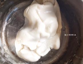 手戴一次性手套，将面团揉匀