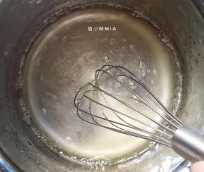 清水与糖混合，加热至糖溶化，再倒入色拉油，用蛋抽搅拌至混合
