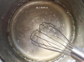 清水与糖混合，加热至糖溶化，再倒入色拉油，用蛋抽搅拌至混合