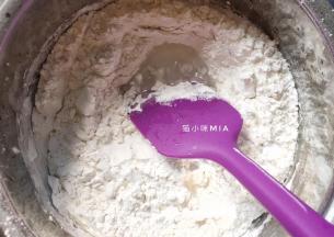 将糯米粉与澄面混合，过筛至糖水中，混合成团