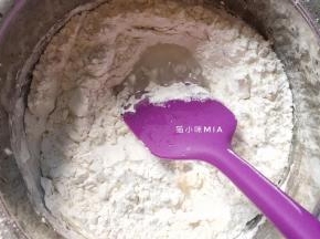 将糯米粉与澄面混合，过筛至糖水中，混合成团