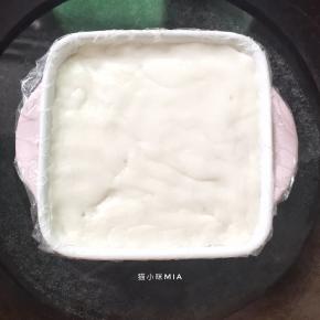 将揉好的面团放入方形碗中，压至均匀，上锅蒸30分钟