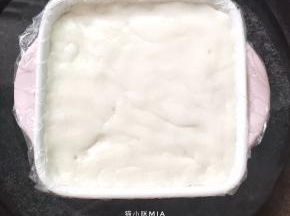 将揉好的面团放入方形碗中，压至均匀，上锅蒸30分钟