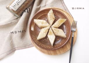 冰箱拿出来切件，淋上糖桂花，桂花糕就做好啦