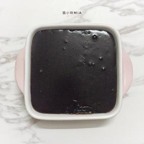 锅中烧沸水，关火放入仙草粉，搅匀，倒入容器中晾凉成型，再放入冰箱冷藏备用