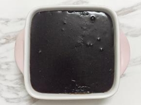 锅中烧沸水，关火放入仙草粉，搅匀，倒入容器中晾凉成型，再放入冰箱冷藏备用