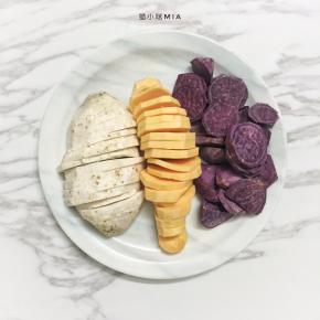 芋头、红薯、紫薯洗净去皮切片，上锅蒸熟，出锅分别压碎成泥