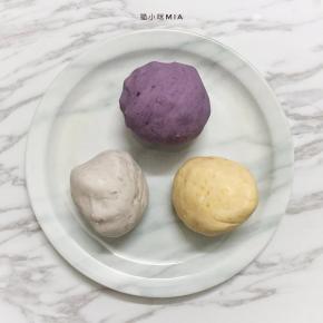 先做芋头味的，先用90克木薯粉加40克开水，用筷子搅匀，然后加25克糖和另外90克的木薯粉以及蒸熟的芋头，如果面团状态较干，可适量加点清水调整下，最终揉成一个光滑的面团