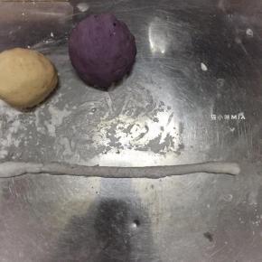 继续图三的做法，完成红薯和紫薯的面团，然后案板上撒干粉，将面团揉成长条
