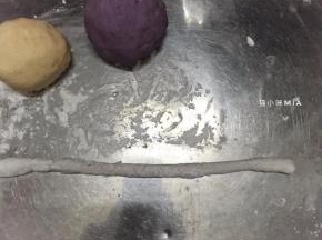 继续图三的做法，完成红薯和紫薯的面团，然后案板上撒干粉，将面团揉成长条