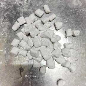 用刀切成小段，再撒上些许生粉，防止粘连