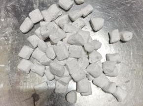 用刀切成小段，再撒上些许生粉，防止粘连
