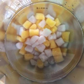 入沸水锅煮至浮起。再转小火煮3分钟，然后捞出投入冰水中备用（为防止串色，紫薯味的要单独煮）