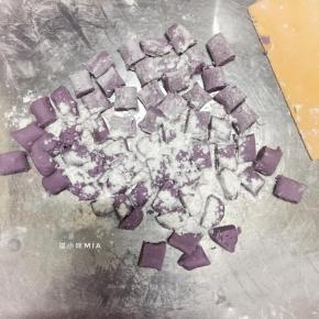 这是紫薯味的，同样撒生粉，防止粘连