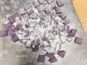 这是紫薯味的，同样撒生粉，防止粘连