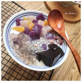 碗中依次加入已煮好的薏米、西米、仙草冻，最后加入椰浆和炼奶，芋圆仙草冻便做好啦