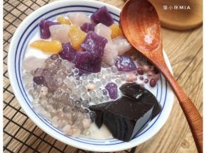 碗中依次加入已煮好的薏米、西米、仙草冻，最后加入椰浆和炼奶，芋圆仙草冻便做好啦