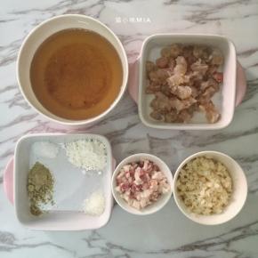 将馅料需要的食材准备好，虾去壳去虾线切段，肥膘肉切丁烫熟，莲藕切丁烫熟