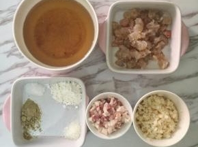 将馅料需要的食材准备好，虾去壳去虾线切段，肥膘肉切丁烫熟，莲藕切丁烫熟
