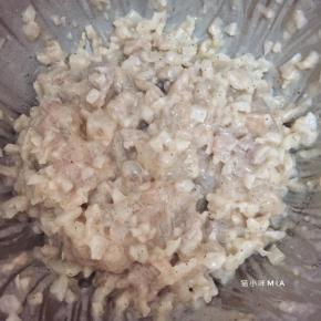 虾放入盆中，倒入盐，手戴一次性手套，使劲揉搓几分钟，再加入淀粉，继续揉搓，搅拌上劲，倒入已经烫熟的肥膘肉和莲藕丁，再依次加入糖、胡椒粉、猪油、芝麻油，每一样调料都是分次加入，每拌好一样再加入下一样，全部拌好后，用保鲜膜盖好放入冰箱冷藏30分钟