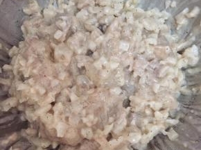 虾放入盆中，倒入盐，手戴一次性手套，使劲揉搓几分钟，再加入淀粉，继续揉搓，搅拌上劲，倒入已经烫熟的肥膘肉和莲藕丁，再依次加入糖、胡椒粉、猪油、芝麻油，每一样调料都是分次加入，每拌好一样再加入下一样，全部拌好后，用保鲜膜盖好放入冰箱冷藏30分钟