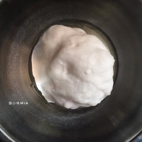 称好的粉类放入盆中，轻轻搅匀，加入刚煮开的300克热开水（水可多一些，切不能少，太少的面团易干，后期饺子皮容易破裂），然后用筷子快速搅拌，再揉成团，最后加入20克猪油，继续揉至面团与油充分混合，揉好的面团应该是温润且有光泽感，用保鲜袋装起来，保持面团的湿度，饺子皮可以随做随取