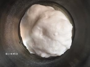 称好的粉类放入盆中，轻轻搅匀，加入刚煮开的300克热开水（水可多一些，切不能少，太少的面团易干，后期饺子皮容易破裂），然后用筷子快速搅拌，再揉成团，最后加入20克猪油，继续揉至面团与油充分混合，揉好的面团应该是温润且有光泽感，用保鲜袋装起来，保持面团的湿度，饺子皮可以随做随取