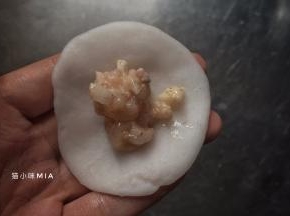 13克的饺子皮15克的馅料，饺子皮擀得外薄内厚，包出来比较漂亮，我包得不好，你们随便看看