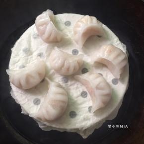 我家没有蒸笼，用了电饭煲自带的蒸笼，反过来放了块蒸笼布，码上饺子，锅中放水，加锅盖，大火烧开后蒸5分钟