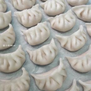 依次包好所有的饺子馅，可能饺子皮会有剩余