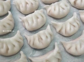 依次包好所有的饺子馅，可能饺子皮会有剩余