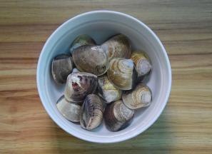 海蚌再放淡盐水中浸泡