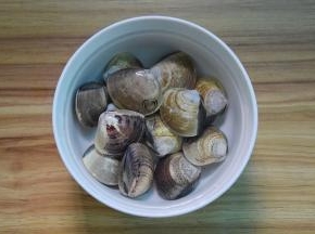 海蚌再放淡盐水中浸泡