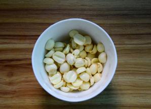 鲜莲子去壳去芯洗净