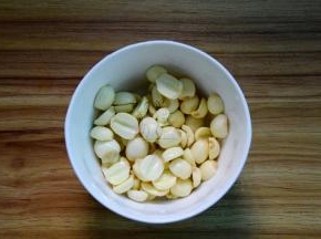 鲜莲子去壳去芯洗净