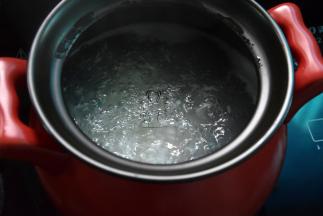 大米淘洗后加水2000ml，煮开