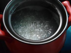 大米淘洗后加水2000ml，煮开