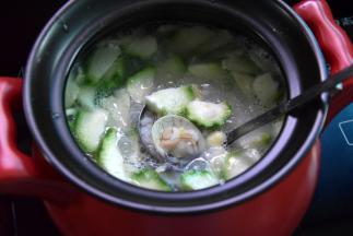倒入丝瓜再煮几分钟